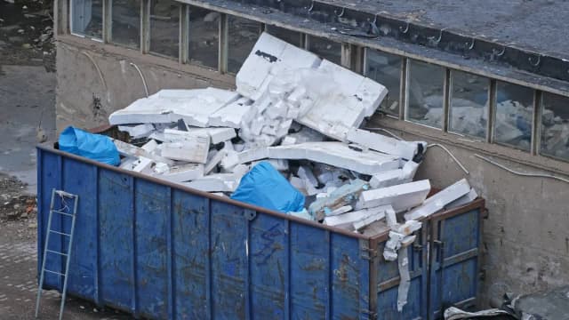 Jak prawidłowo wyrzucić styropian po meblach i uniknąć problemów Jak prawidłowo wyrzucić styropian po meblach i uniknąć problemów