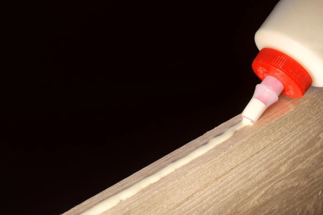 Jak usunąć klej z mebli? Skuteczne metody bez uszkodzeń Jak usunąć klej z mebli? Skuteczne metody bez uszkodzeń